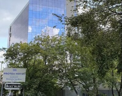 Protea Hotel by Marriott Johannesburg | Guest Room, 1 King, Garden view, Balcony (65units)